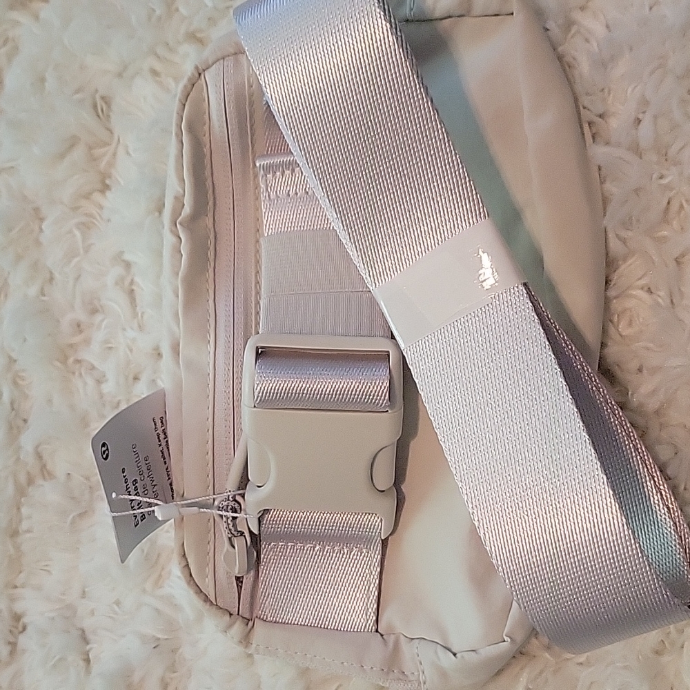 White opal Lululemon Athletica Everywhere Belt Bag NWT - Picture 5 of 8